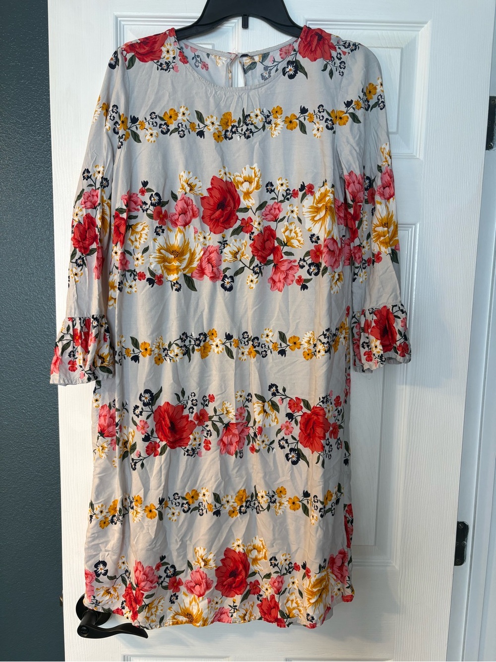 ⭐️5/$15! Old Navy Floral Shift Dress in Light Gray with Red & Yellow Blooms